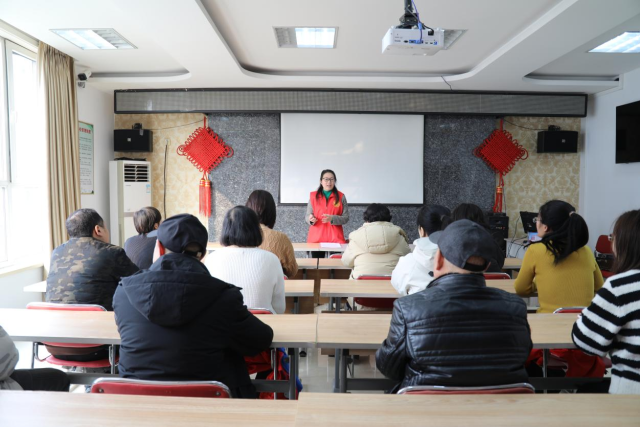 2月27日，易县县委“走基层”理论宣讲团成员张雪红，为社区志愿者宣讲党的创新理论和志愿服务相关内容。郭恩桥摄