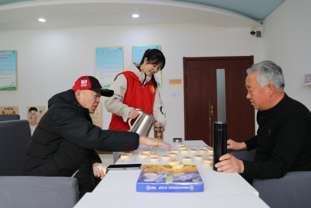 2月27日，在易县御景蓝湾社区活动室内，居民正在下棋娱乐，乐享老年生活。郭恩桥摄