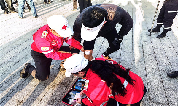 江苏建湖：联动“志愿红”_护航新年“第一跑” 图1