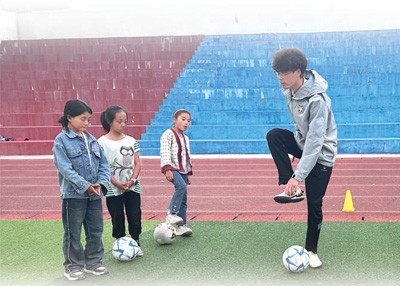 体育支教_挥洒青春热情（建设体育强国） 图1