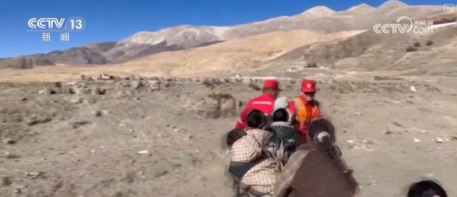 做游戏、踢球、疏导情绪……他们努力帮助孩子们走出灾难的阴霾 图1