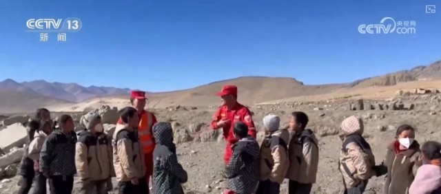 做游戏、踢球、疏导情绪……他们努力帮助孩子们走出灾难的阴霾 图2