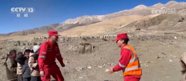 做游戏、踢球、疏导情绪……他们努力帮助孩子们走出灾难的阴霾 图3