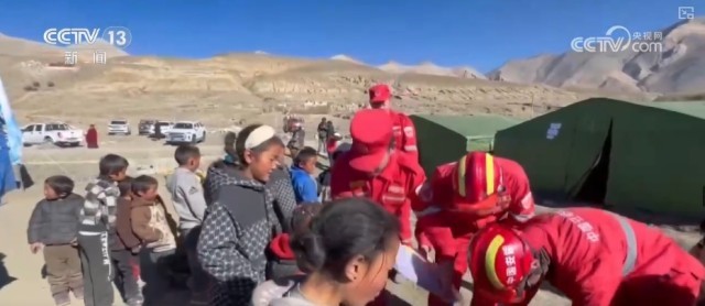 做游戏、踢球、疏导情绪……他们努力帮助孩子们走出灾难的阴霾 图4