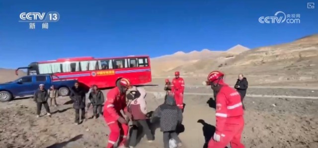 做游戏、踢球、疏导情绪……他们努力帮助孩子们走出灾难的阴霾 图5