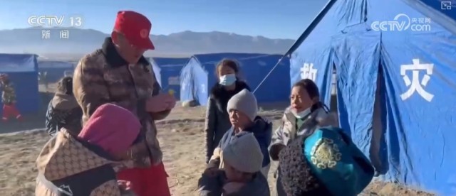 做游戏、踢球、疏导情绪……他们努力帮助孩子们走出灾难的阴霾 图6