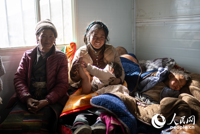 西藏定日6.8级地震：古荣村安置点的暖意瞬间 图7