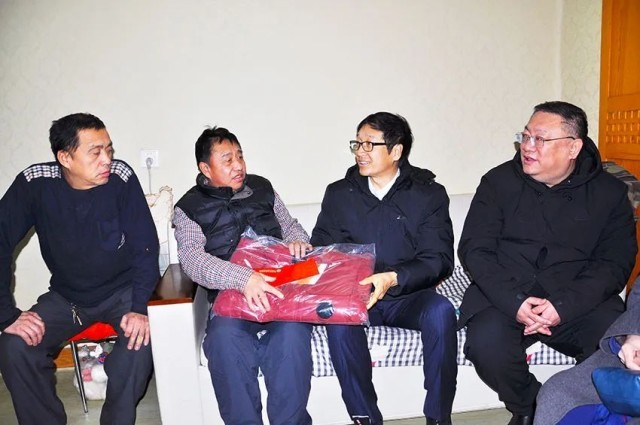 情系龙江_善暖冰城——中华慈善总会“慈善情暖万家”及AED等捐赠活动走进黑龙江 图3