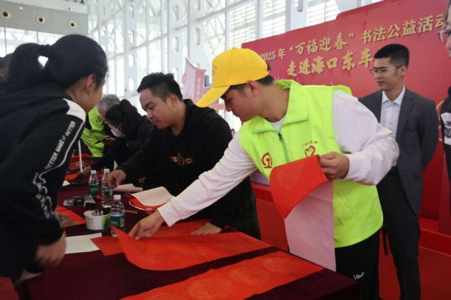 春运首日_海南铁路志愿者让返乡旅途更温暖 图1