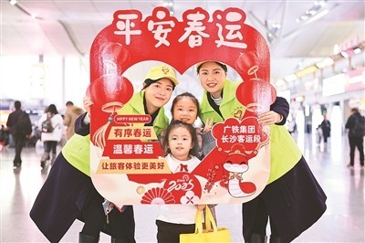 志愿服务温暖回家路 图1