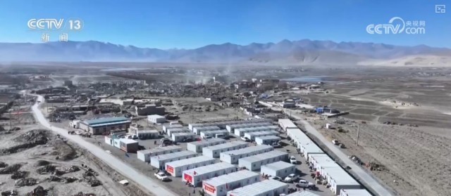 板房明亮、物资充足，烟火气回来了！震区百姓温暖过冬有保障 图1