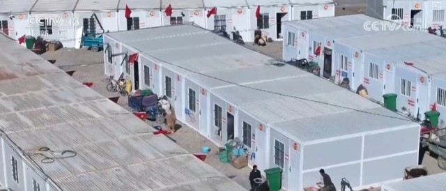 板房明亮、物资充足，烟火气回来了！震区百姓温暖过冬有保障 图2