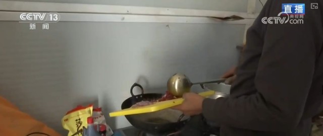 板房明亮、物资充足，烟火气回来了！震区百姓温暖过冬有保障 图3