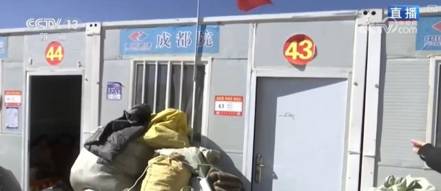 板房明亮、物资充足，烟火气回来了！震区百姓温暖过冬有保障 图4