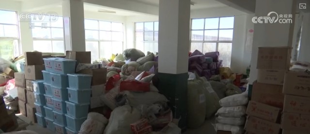 板房明亮、物资充足，烟火气回来了！震区百姓温暖过冬有保障 图5