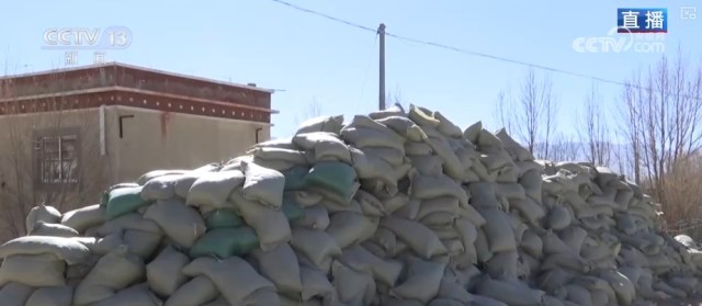 板房明亮、物资充足，烟火气回来了！震区百姓温暖过冬有保障 图6