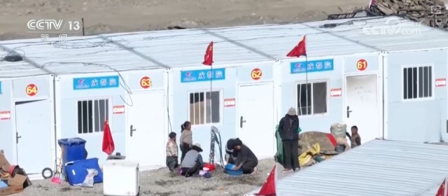 板房明亮、物资充足，烟火气回来了！震区百姓温暖过冬有保障 图7