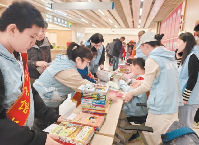 首都孩子们的爱心，填满贵州台江县城关五小阅览室 图1