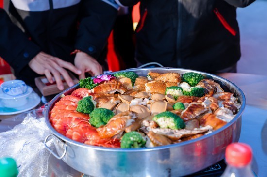 广东：4万余名一线劳动者代表共聚共享新春年夜饭 图2