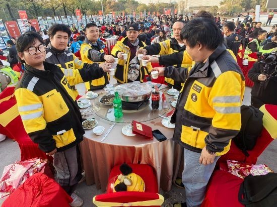 广东：4万余名一线劳动者代表共聚共享新春年夜饭 图3