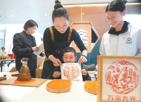 大学生志愿者机场温暖旅客归途 图1