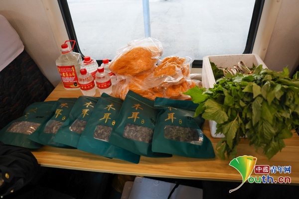 【新春走基层】慢火车上的“列车大集” 图3