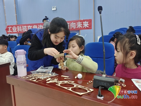 辽宁科技大学公益科普课《解密神奇电力》开讲 图1