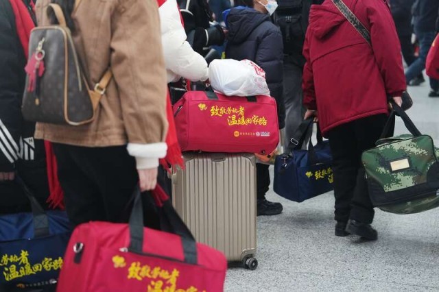 小年当天_“爱心专列”送务工人员踏归程 图2