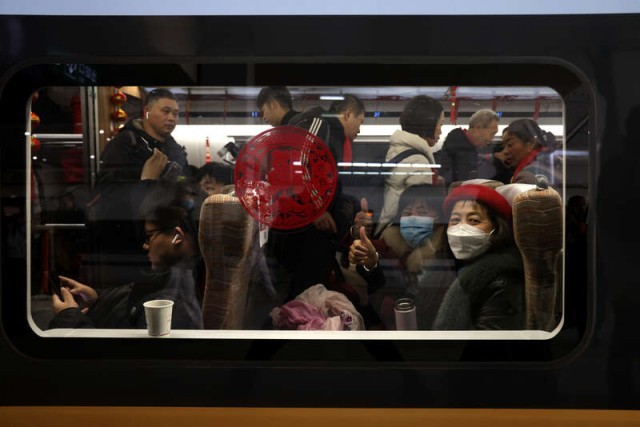 小年当天_“爱心专列”送务工人员踏归程 图3