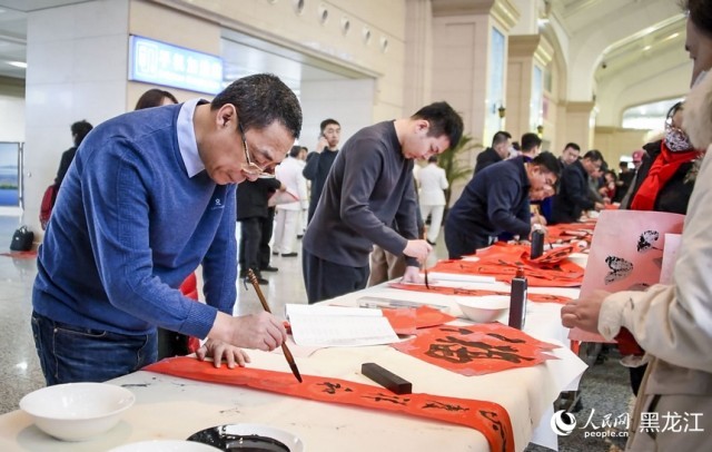 新春走基层丨文墨飘香_带“福”回家 图1