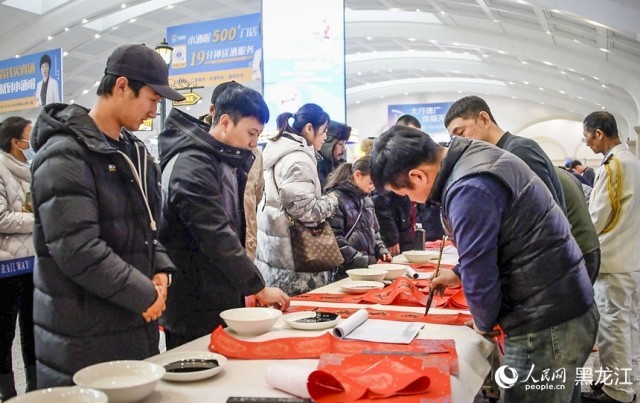 新春走基层丨文墨飘香_带“福”回家 图4