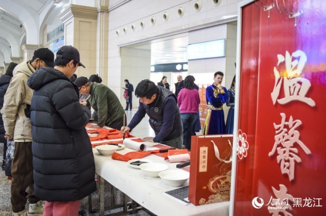 新春走基层丨文墨飘香_带“福”回家 图5