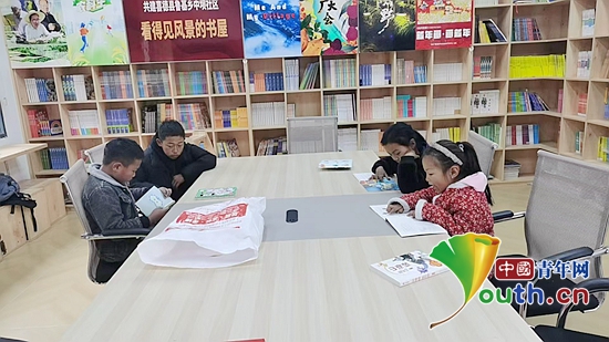 书香过大年_中国光华科技基金会联合企业为四川喜德县捐赠图书 图1