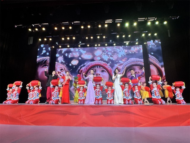 河北沧州举行2025年文化志愿者迎新春文艺晚会 图1