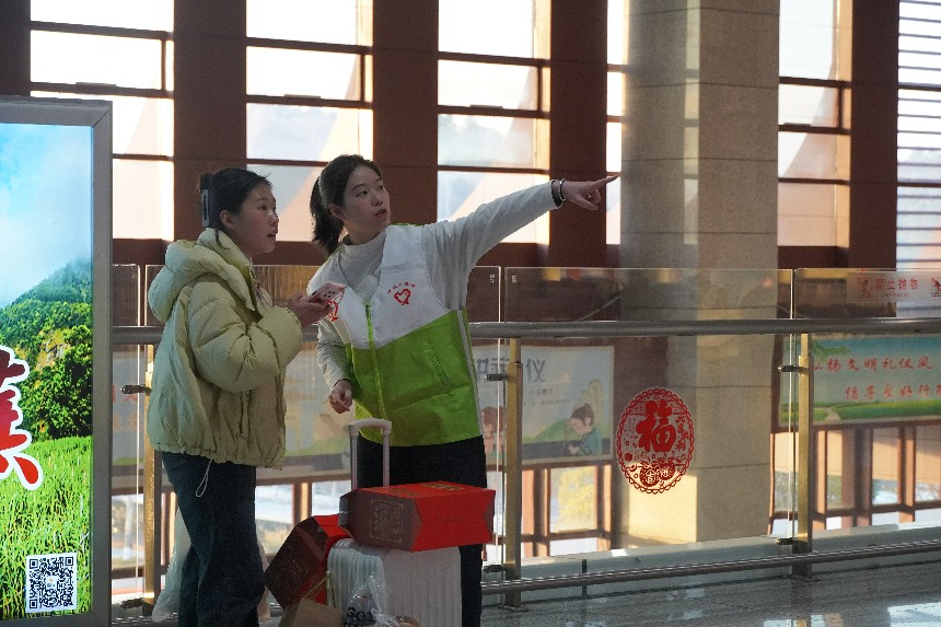 春运路上的温暖守护 图1