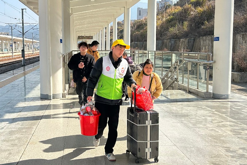 春运路上的温暖守护 图2