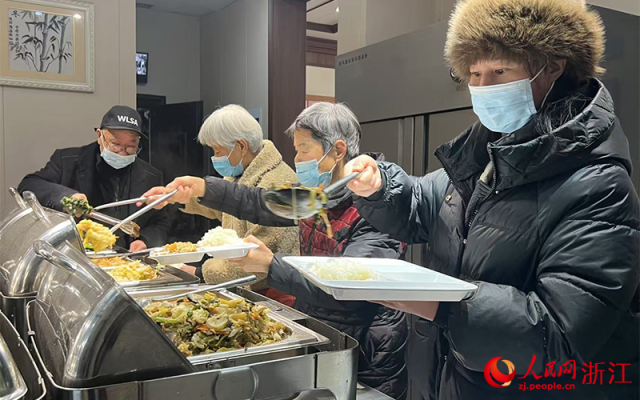新春走基层｜“免费食堂”端出爱心大餐 图2