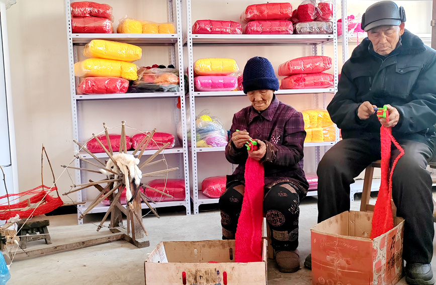 跨越近2000公里，八旬老人手织围巾温暖戍边民警 图2