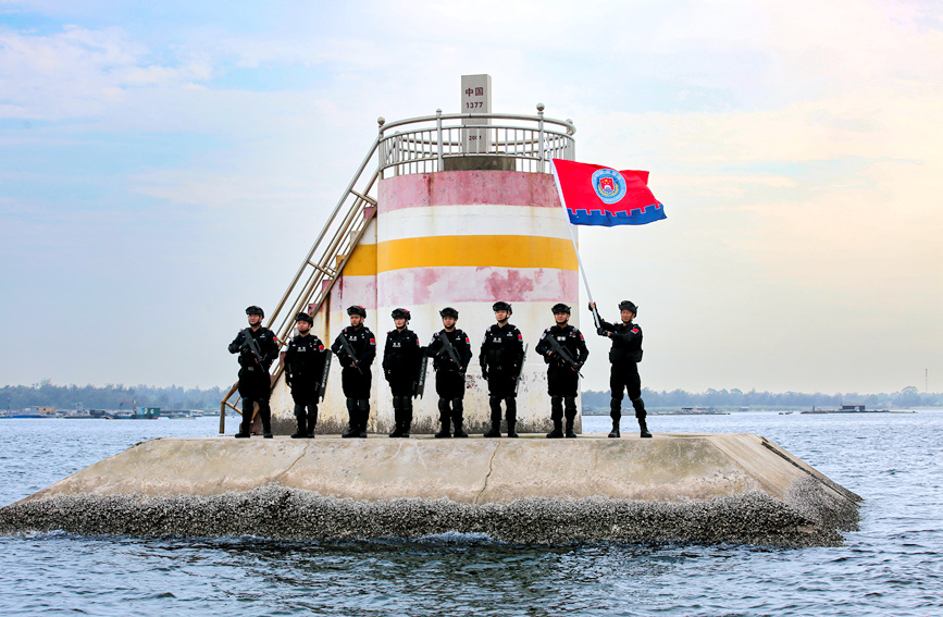 跨越近2000公里，八旬老人手织围巾温暖戍边民警 图3