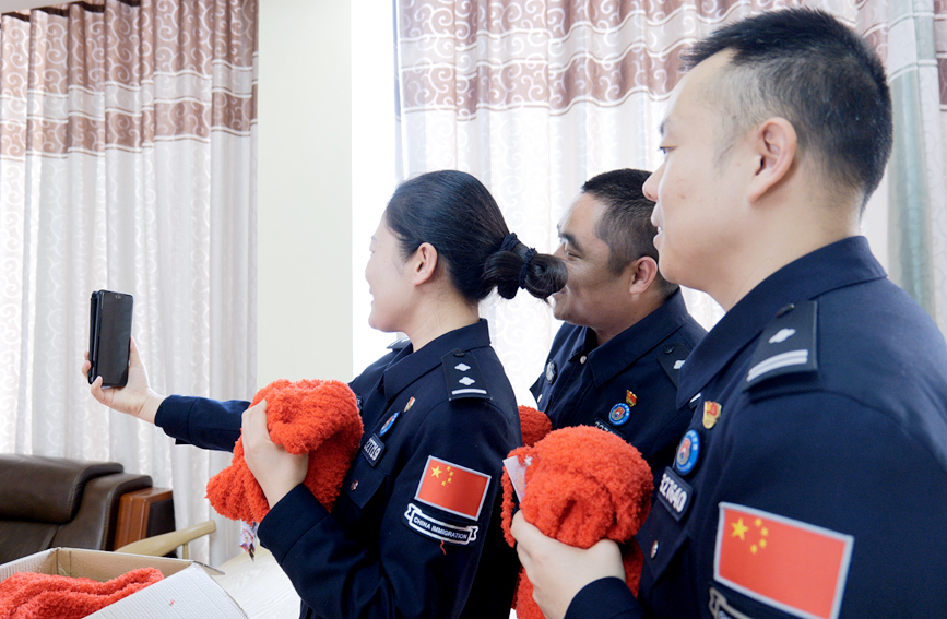 跨越近2000公里，八旬老人手织围巾温暖戍边民警 图4