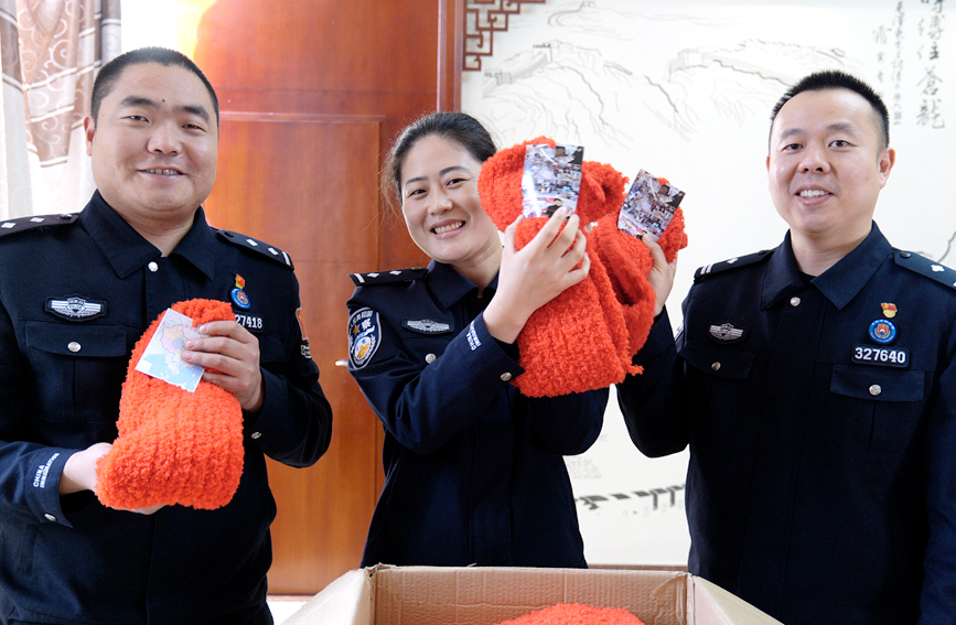 跨越近2000公里，八旬老人手织围巾温暖戍边民警 图5