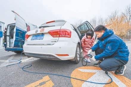 高速服务区充换电服务增设备添人力_暖心服务“续航”归乡路 图2