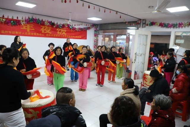 爱心年夜饭“温暖”开席 图1