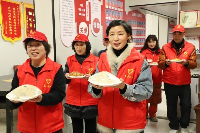 爱心年夜饭“温暖”开席 图2