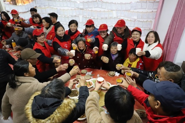 爱心年夜饭“温暖”开席 图3