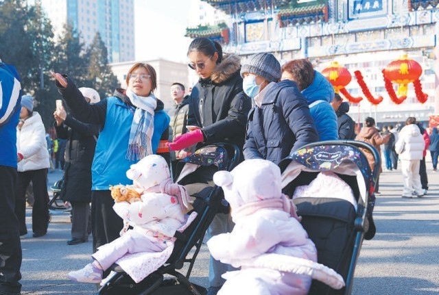 青春“蓝马甲”点靓春节庙会 图1