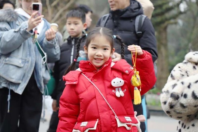 四川都江堰：青年志愿者走进景区传播中医药文化 图1