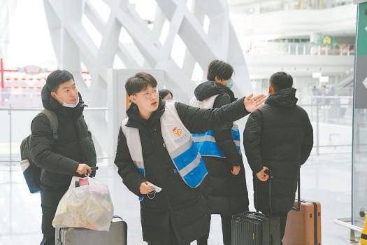 深夜，“旅客身边人”温暖回家路 图1