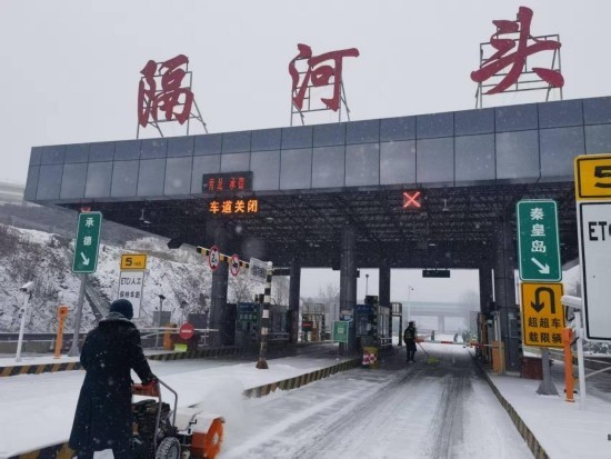 坚守诠释担当_护航春运归路 图1