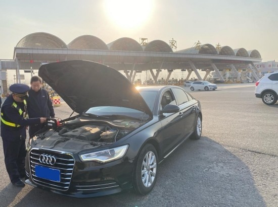 坚守诠释担当_护航春运归路 图2